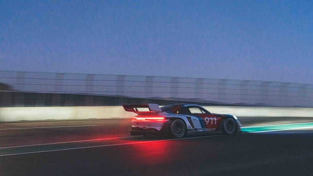 Der 911 GT3 R Rennsport fährt in der Abenddämmerung auf der Rennstrecke von Laguna Seca